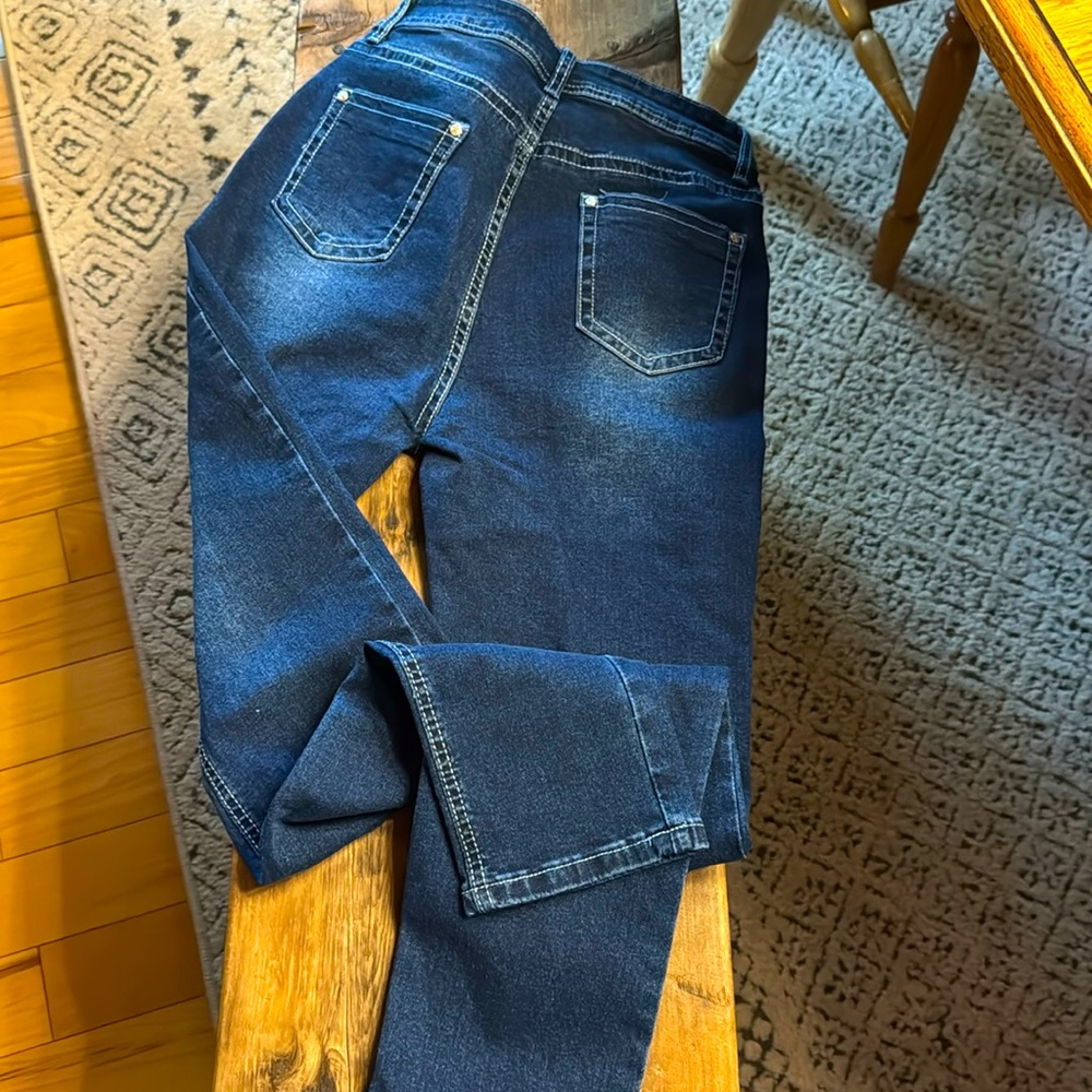 Brand new pair of no name, brand jeans women’s size 7 excellent condition